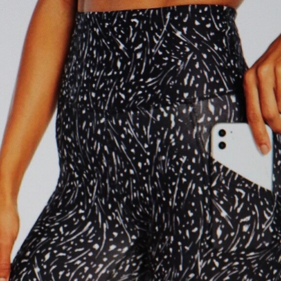 Marika Black Wispy Spray 9" Pocket Bermuda Shorts - Picture 1 of 4